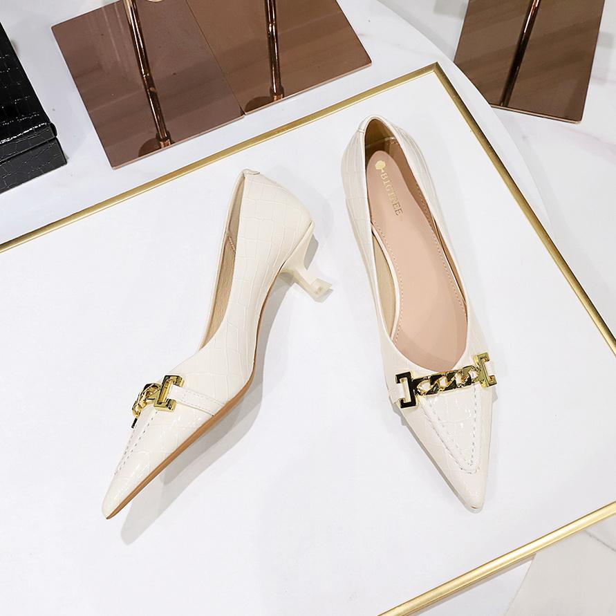 Women's Glossy Patent Leather Shallow Mouthed Pointed Metal Chain Decorative Middle Heel Shoes