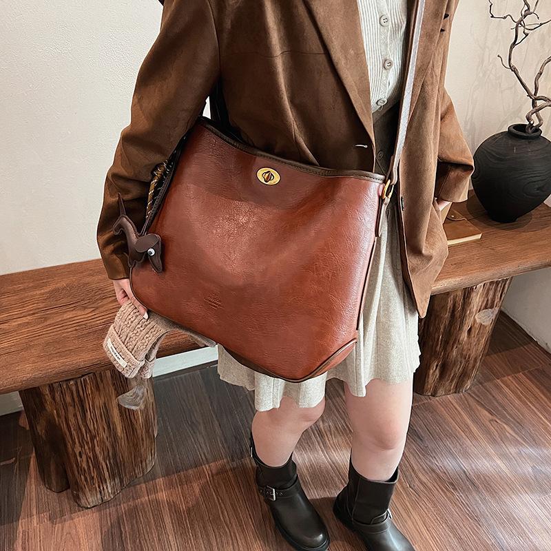 2025 new fashion niche retro tote bag women's commuter large capacity handmade messenger shoulder bag