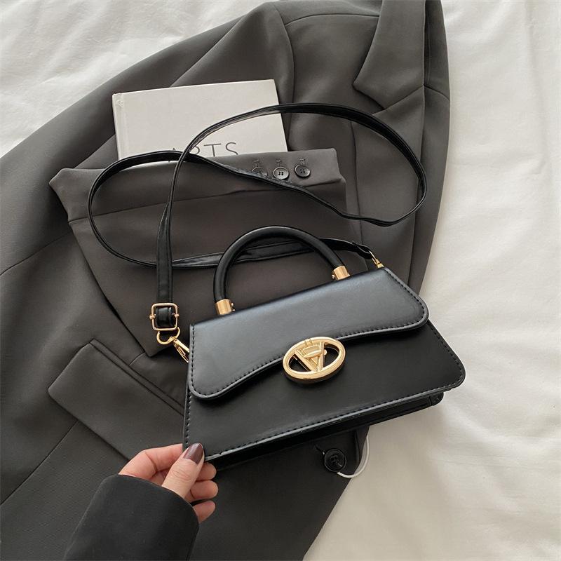 

Маленькая сумка через плечо женская повседневная универсальная сумка на цепочке 2025 новая высококачественная сумка на плечо на весну и лето чёрный