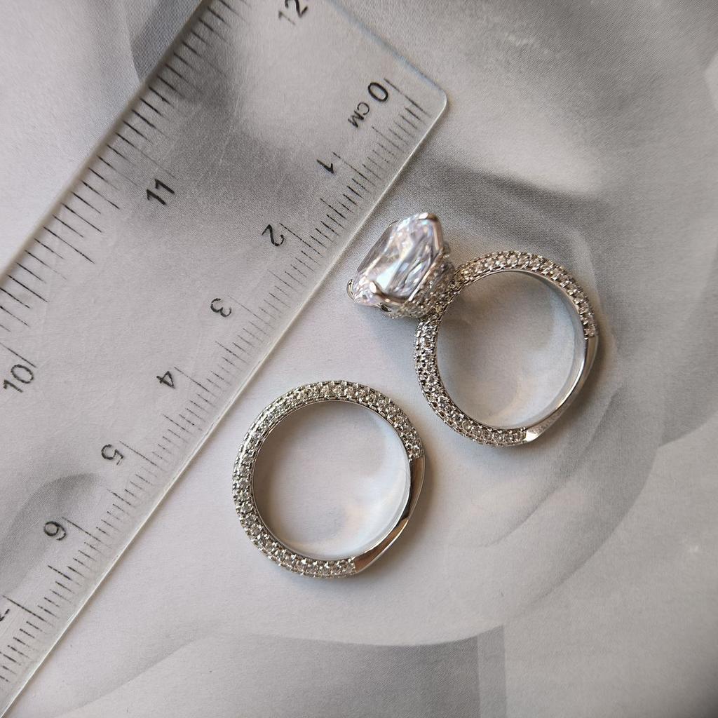 Серебряное кольцо с фианитами, вес изделия 8,93 гр (2192909)