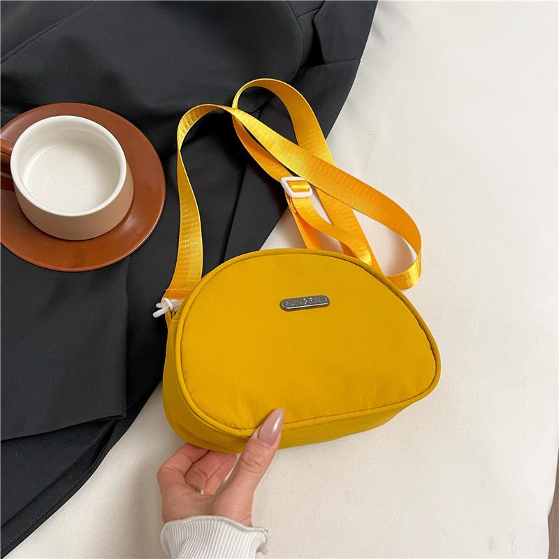 

2025 new simple casual change bag nylon versatile foreign style shoulder messenger bag commuter small bag women