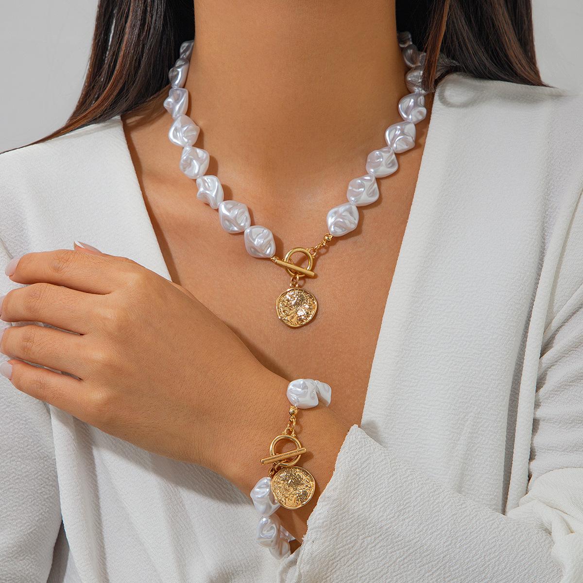 Fashionable Irregular Pearl Necklace Bracelet Set One size белый