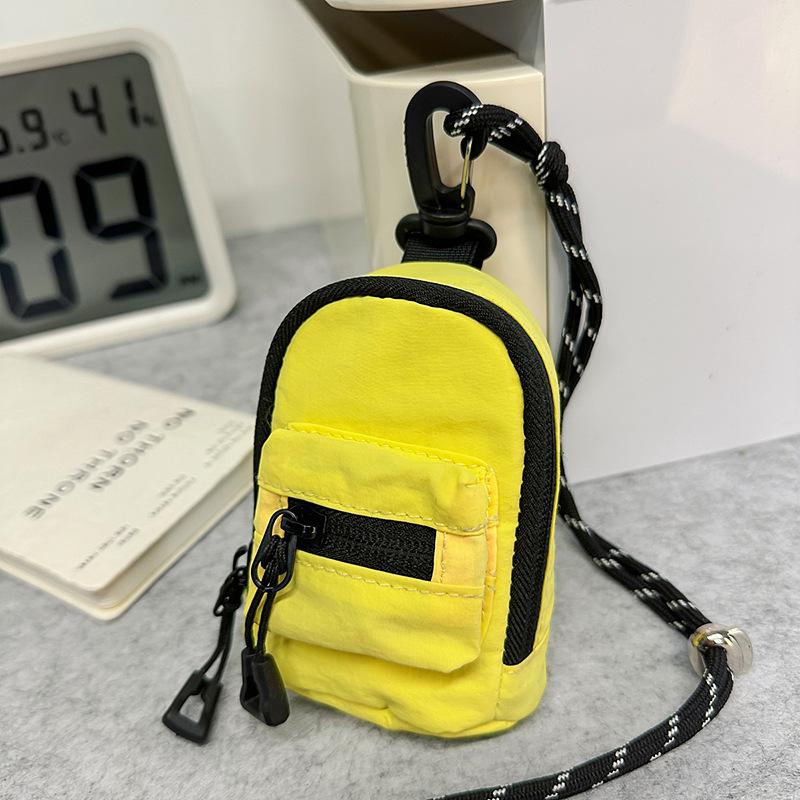 

Single shoulder leisure trend fashion 2025 spring personality foreign style simple men and women niche design oblique span small square bag жовтий