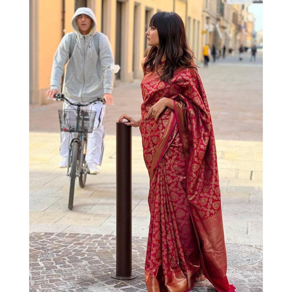 This beautiful saree is elegantly decorated with gorgeous Solid Jacquard weave that gives a perfect look to the outfit.