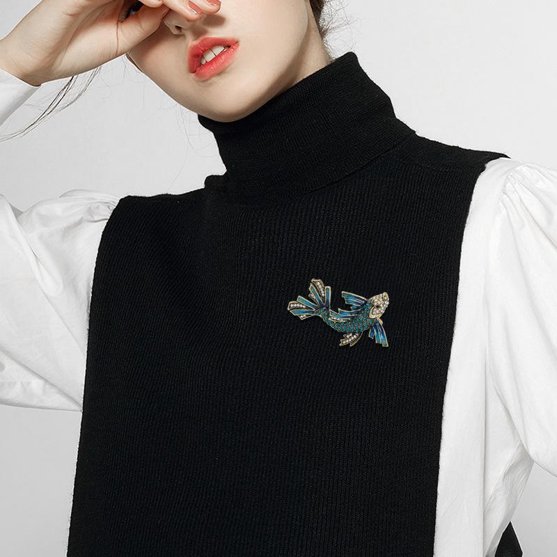 Vintage Rhinestone Fish Brooch for Women Unisex Swimming Fish Animal Party Casual Corsage Pins Gifts