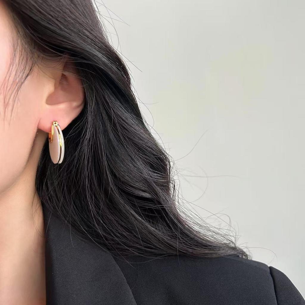 Letter U-Shaped Shell Ear Buckle Earrings, High-End Sense, Light Luxury, Simple Niche, Unique Soft Commuting Temperament U-Shaped Earrings