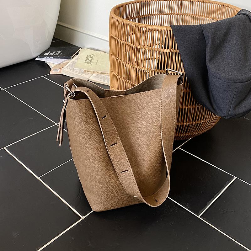 Bag Women's Large Capacity 2025 New Autumn and Winter Retro Shoulder Underarm Bag Mother and Child Bag Popular Commuter Bucket Bag