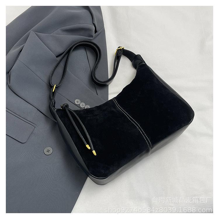 

Frosted retro bag, women s tote bag, large capacity, autumn and winter can be messenger 2025 new casual work commuter bag чёрный