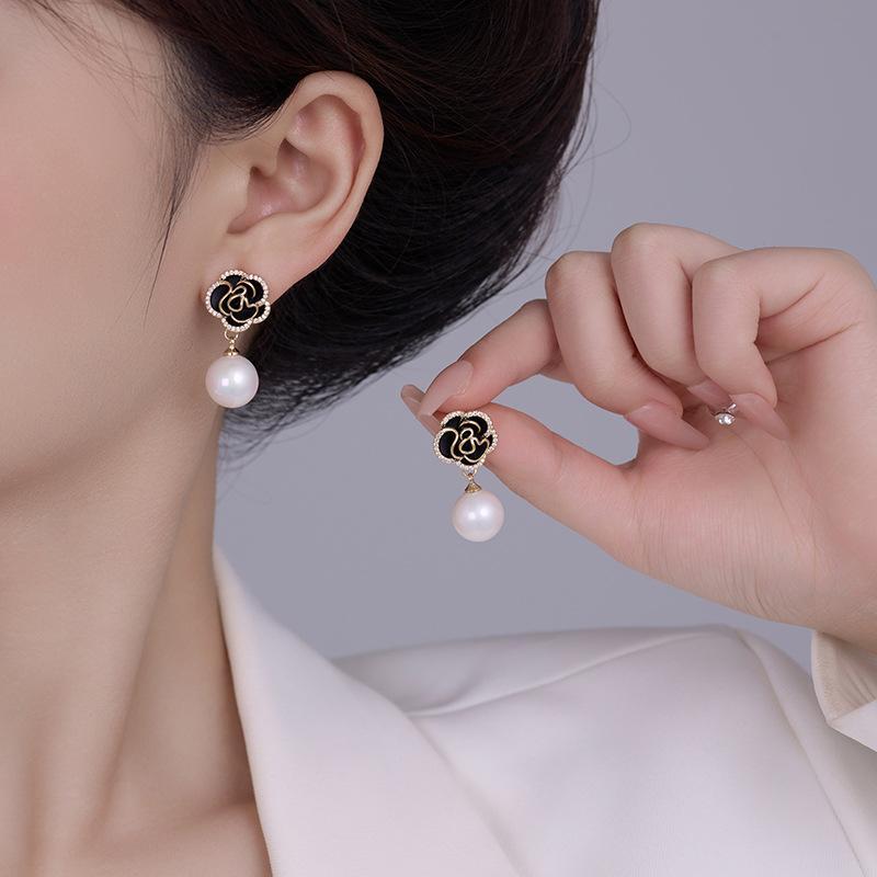 New French Able Luxury Glazed Camellia Imitation Pearl Earrings Women's Gifts Banquet Jewelry 2024