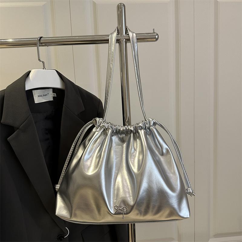 Drawstring pleated bucket bag women's tide large capacity autumn leisure shoulder versatile tote bag