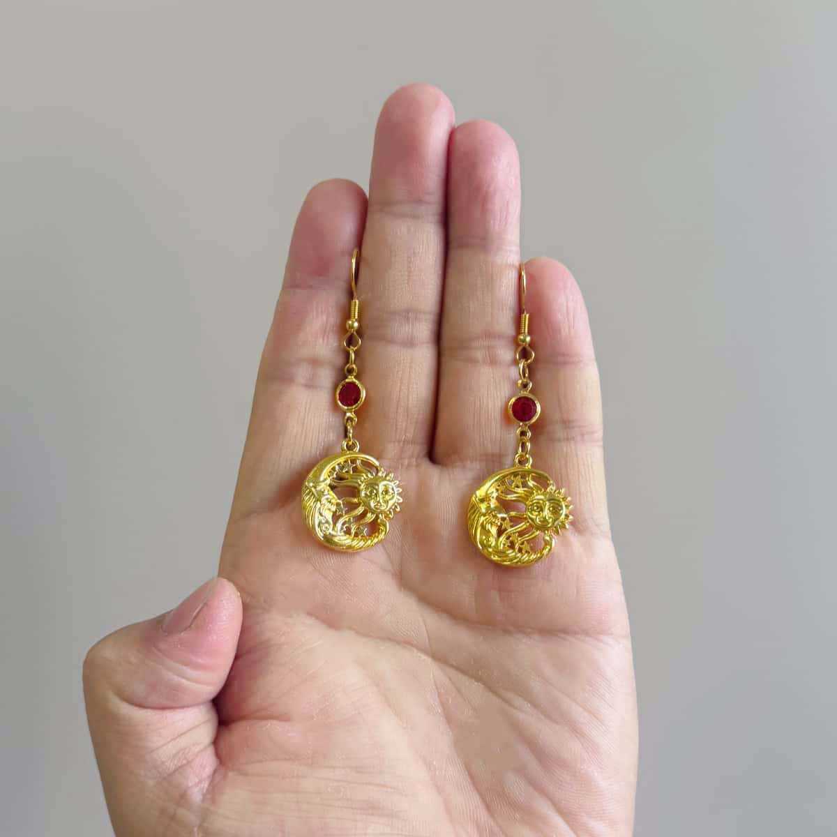

Retro Personality Gold Color Abstract Human Face Sun Moon Star Pendant Dangle Earrings for Women Bohemian Fashion Jewelry Gifts червоний