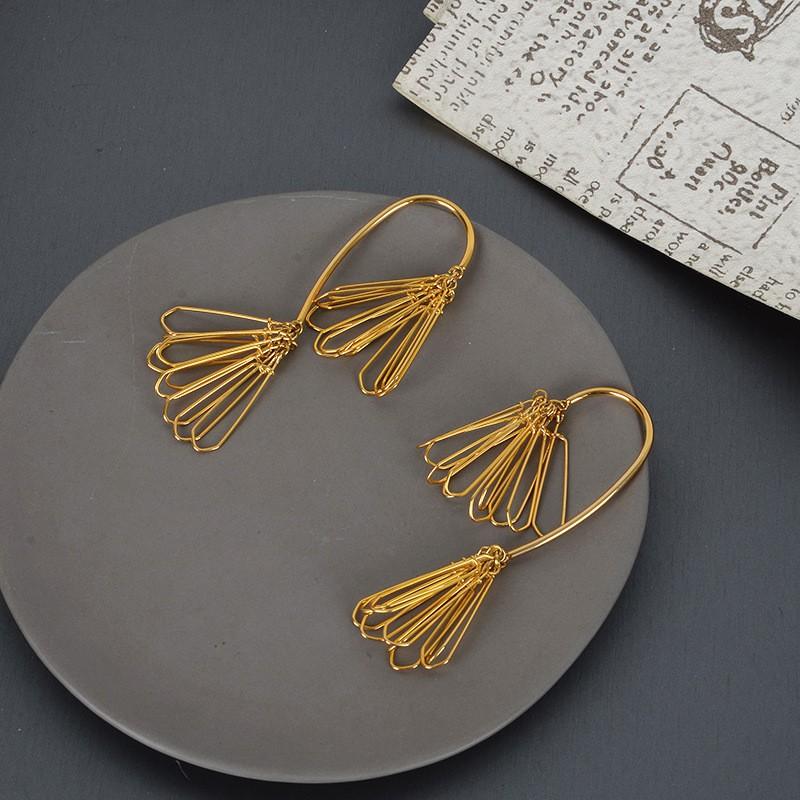 Minimalist Geometric Metal Stud Earrings Women Elegant Gold Tone Lightweight Daily Wear