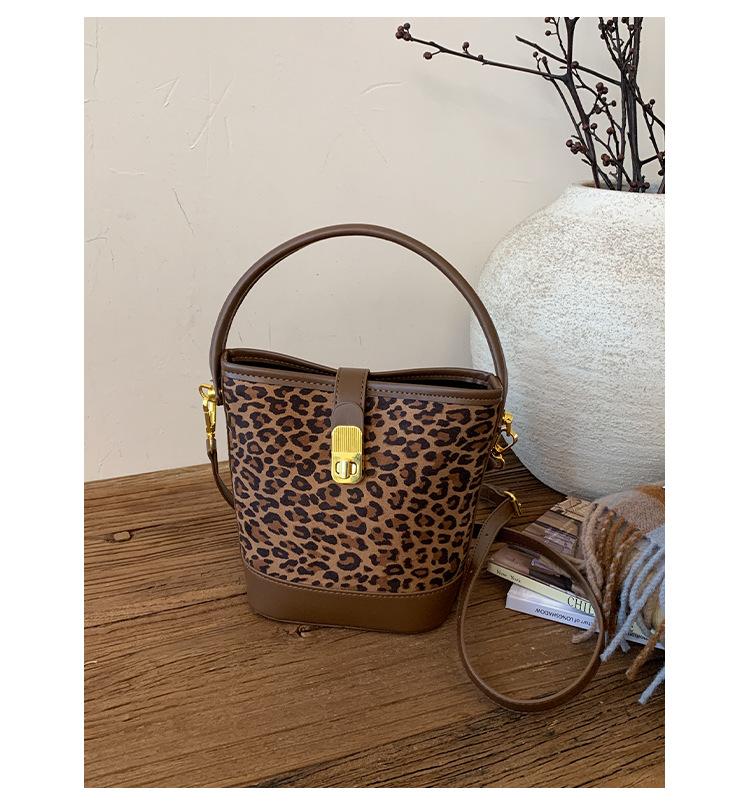 Niche Design Leopard Print Bucket Bag Women's 2025 New Retro Fashion Portable Commuter Bag Fashion Shoulder Messenger Bag