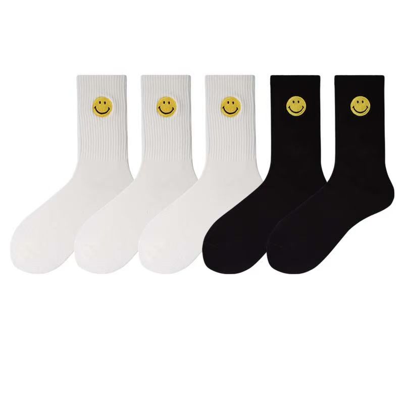 Einfarbige, mittellange Socken mit frischem, lächelndem Gesichtsmuster, schlichtem Design, bequem und atmungsaktiv.