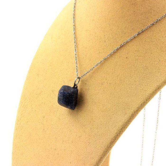 Pierres et Minéraux. Collier Saphir brut. 16.38 ct. Zazafotsy, Ihorombe, Madagascar.