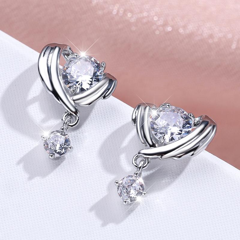 Модные простые серьги-гвоздики в форме крыльев ангела с белым цирконием и сердечками — фото 3