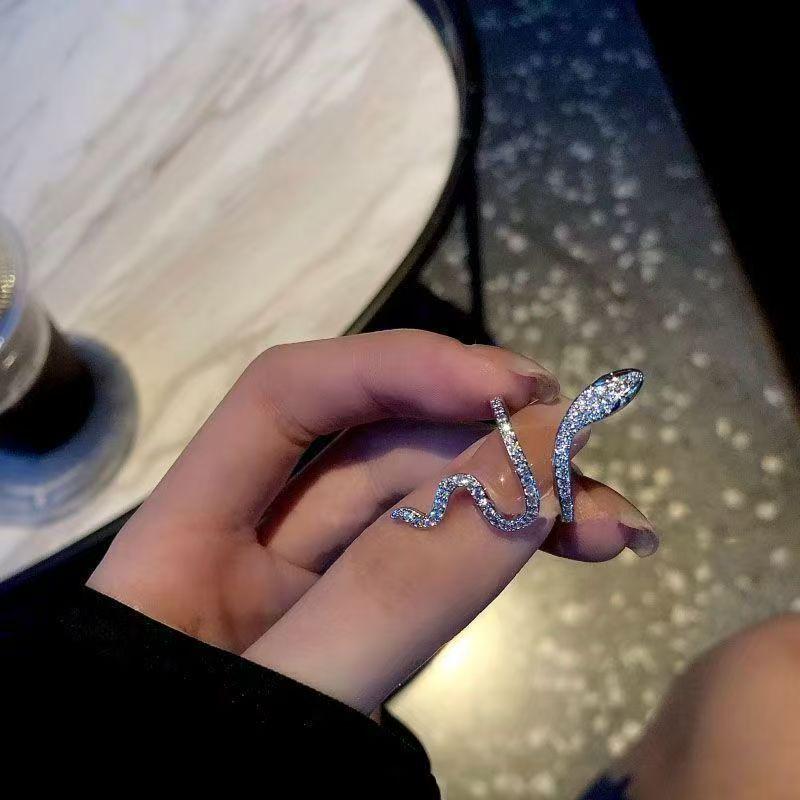 Snake-shaped Diamond Ring with Niche Design and Open Index Finger Fit
