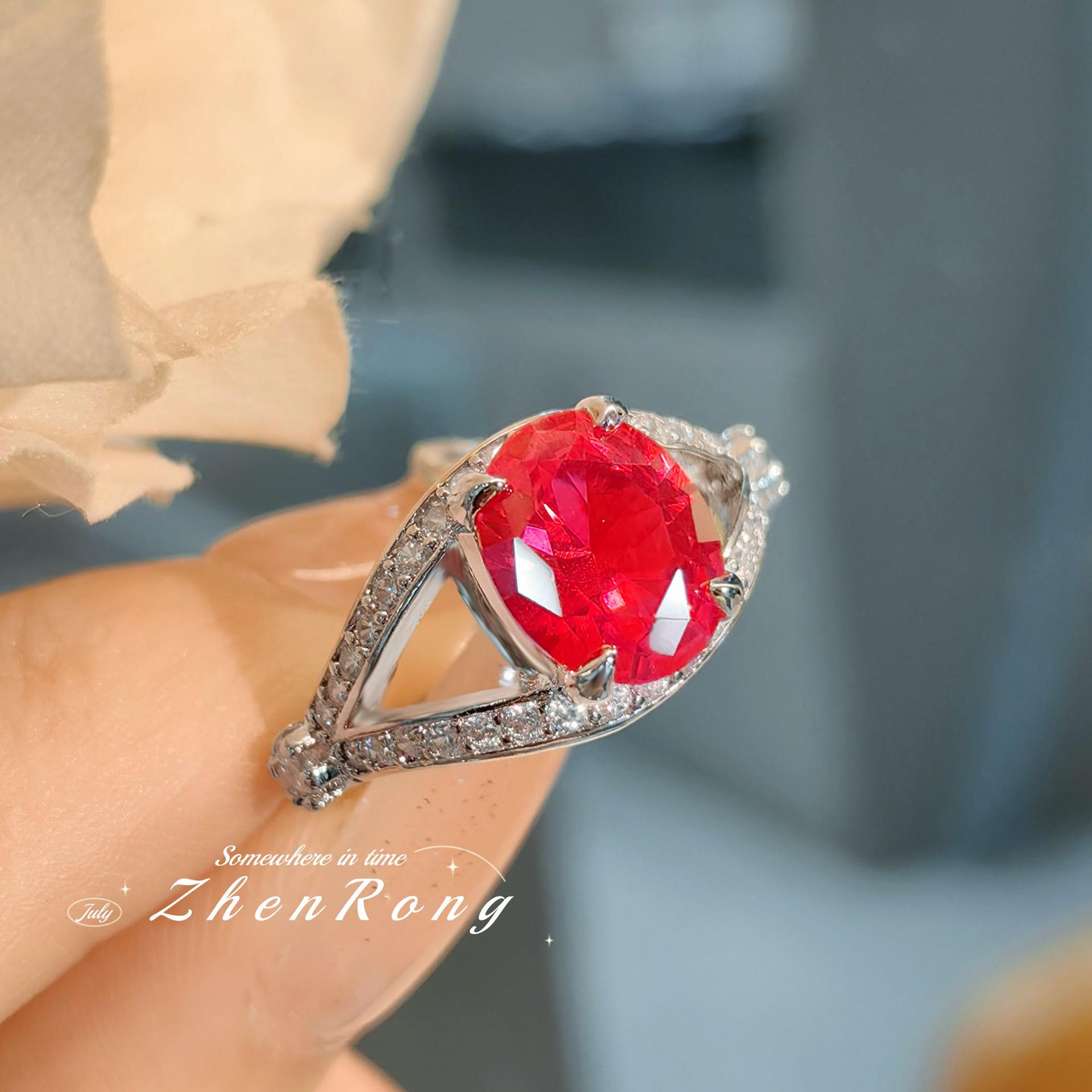 

Женское кольцо Seiko в форме яйца с красным корундом и высокоуглеродистым бриллиантом