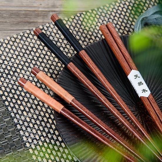 1 pár hůlek z masivního dřeva Odolné vůči teplu Trvanlivý Hladký povrch Šetrné k životnímu prostředí Potravinářské stravování 3