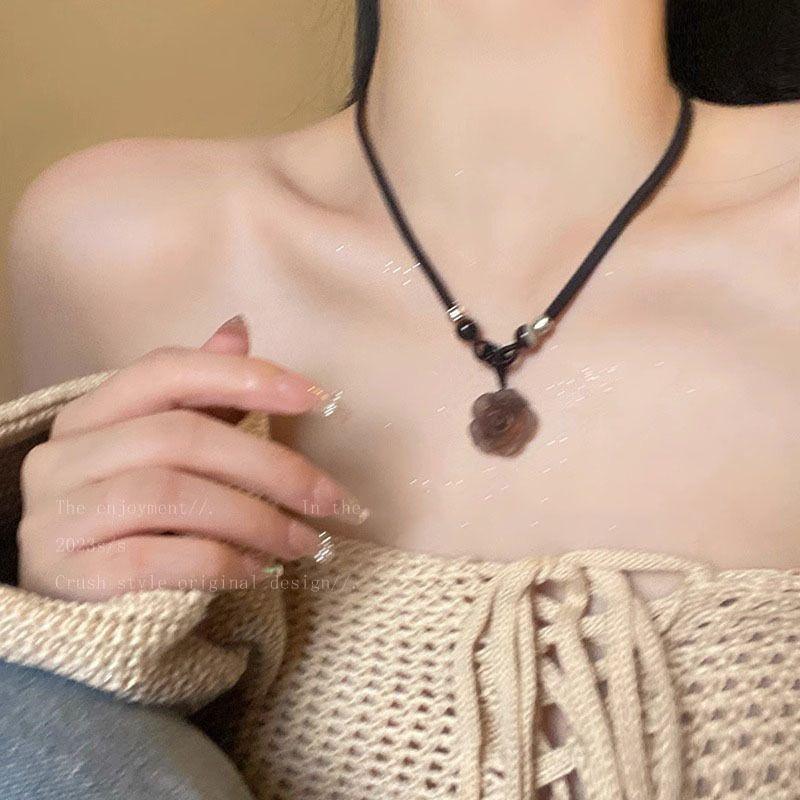 

Новое китайское керамическое ожерелье из бисера с бабочкой из плетеного шнура, женское, 2025, этнические аксессуары, изысканная цепочка для ключицы, ювелирное изделие New Chinese Camellia Necklace S