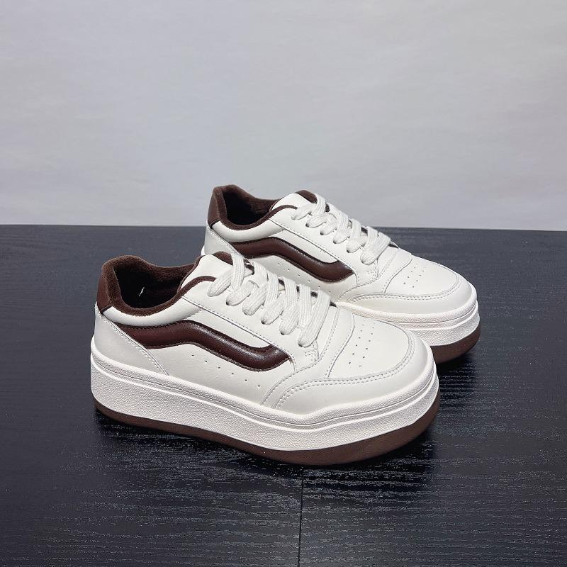 Winter velvet little white shoes women's thick baseplate shoes new leather versatile huge good-looking sports and leisure shoes