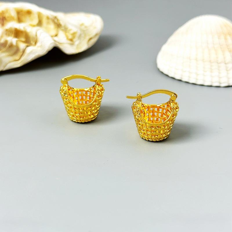 Manufacturer'S Supply Is Fashionable, Simple And Cold, Retro Woven Basket, Ear Buckle Hollow Geometric Women'S Earrings Are In Stock.