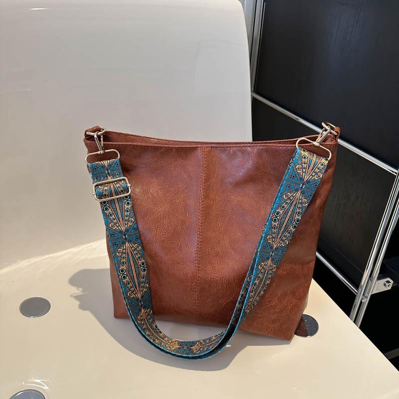 Large Capacity Bag Women's 2025 Autumn New Retro Broadband Shoulder Messenger Bag Solid Color Texture Commuter Bucket Bag