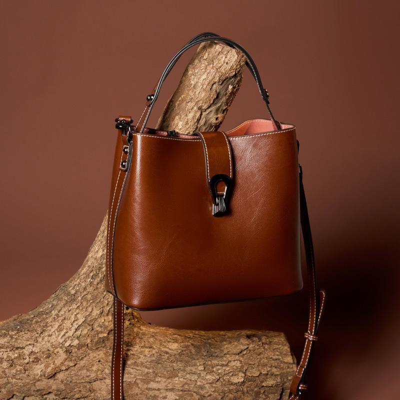 Oil wax leather wide shoulder strap versatile portable large-capacity women's messenger bag new leather bag women's premium bucket bag