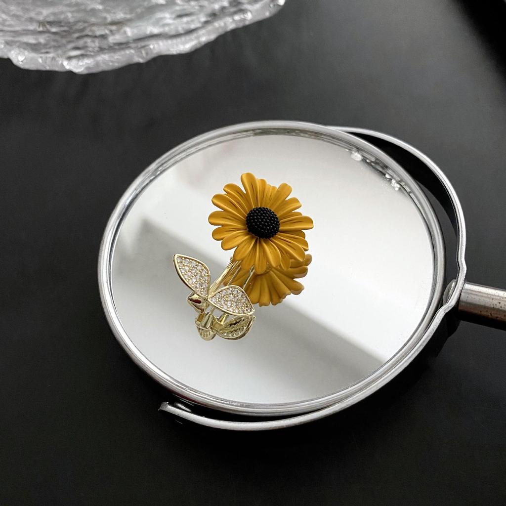 Exquisite Sunflower Corsage Brooch: High-End Women's Pin for Suits and Shirts - Unique, Stylish, and Cute Accessory