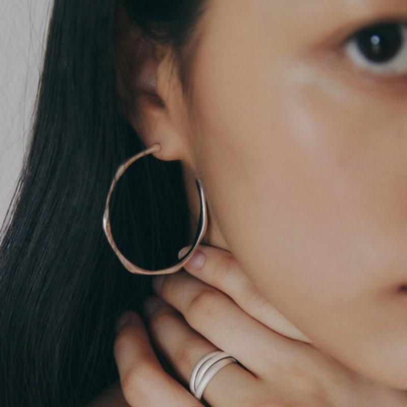 enuff (silver 925) Bone-shape circle earring