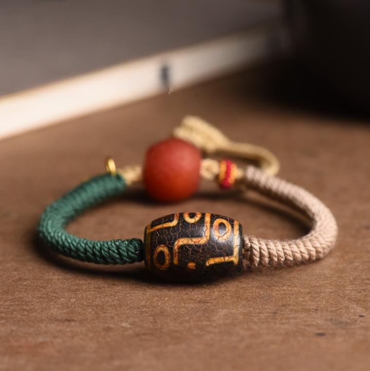 

Яркие браслеты ручной работы бренда Mihmily, выполненные в этническом стиле, приносят удачу.