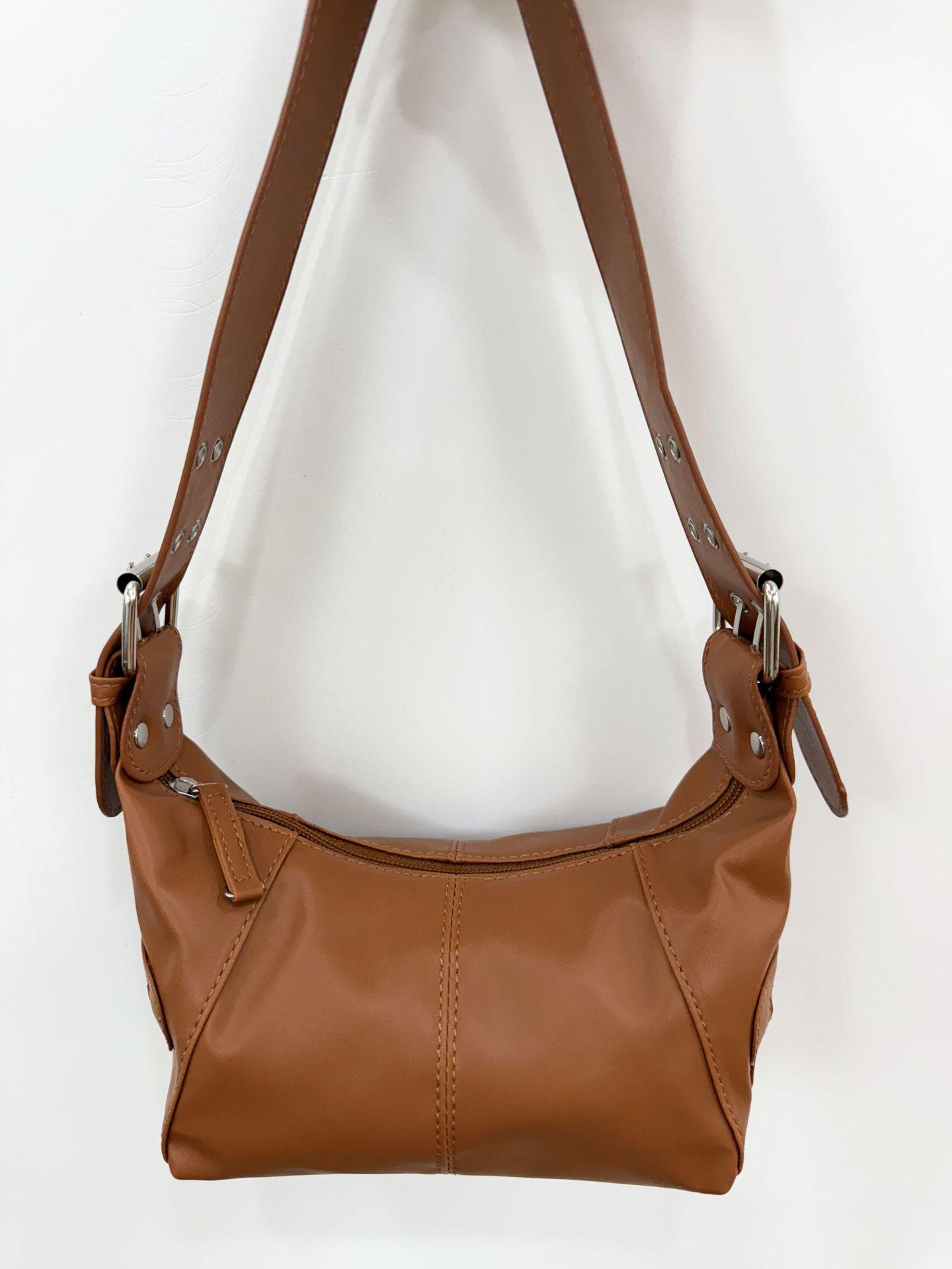 

2025 Retro European & American Leather Zipper Shoulder Bag