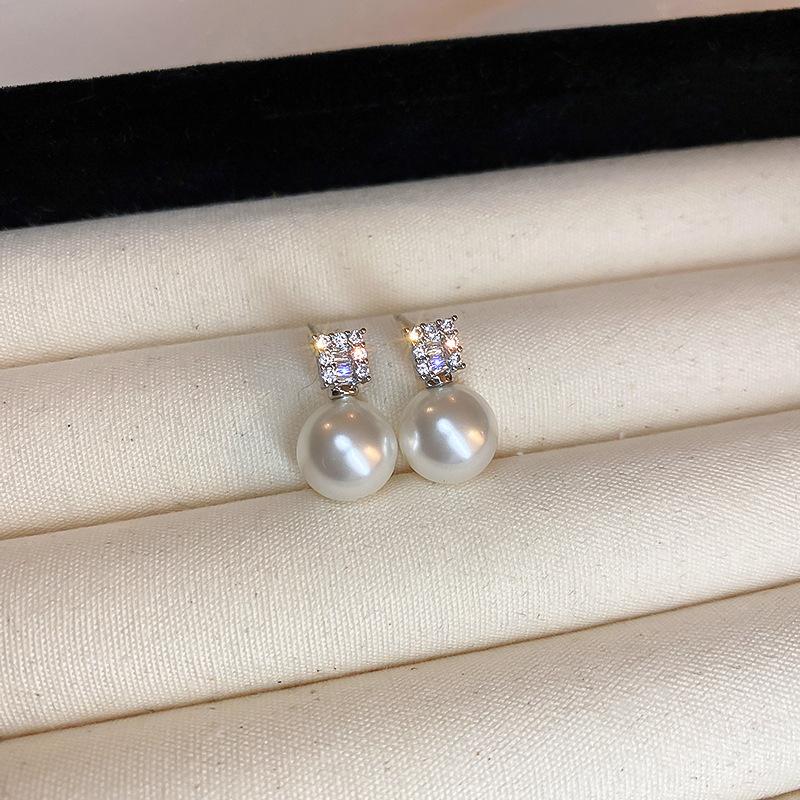 Silver needle zircon butterfly pearl earrings niche design light luxury stud earrings French high-end retro earrings wholesale