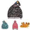 Lebendiger Camouflage-Hoodie mit Hai-Aufdruck Warme Streetwear für Herren Damen
