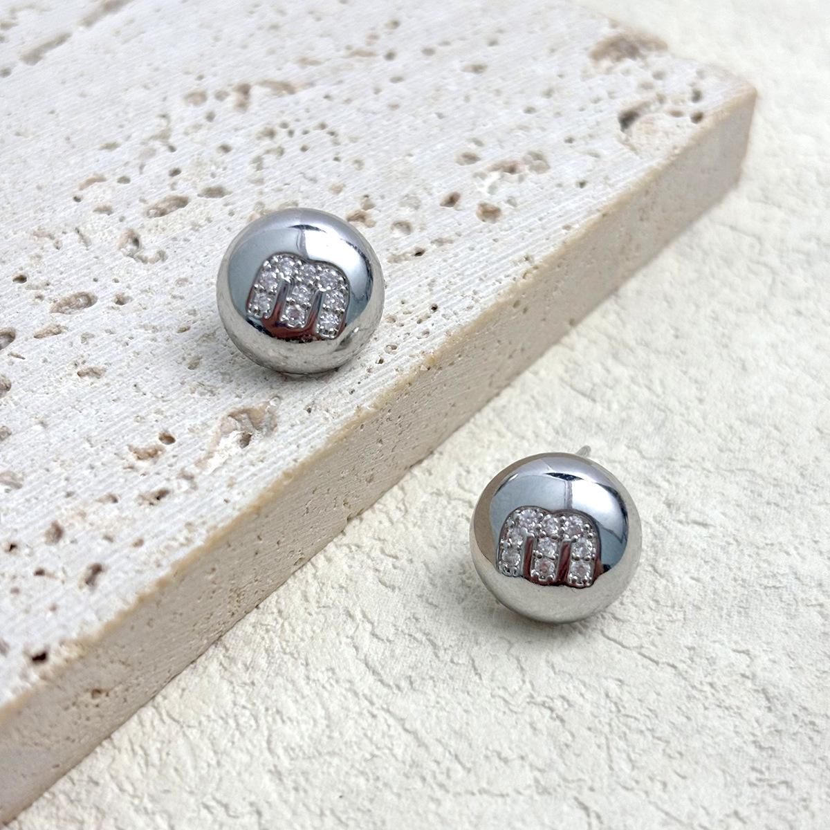 

Серьги с буквой M, покрытые 18-каратным золотом, с цирконами, в простом роскошном стиле