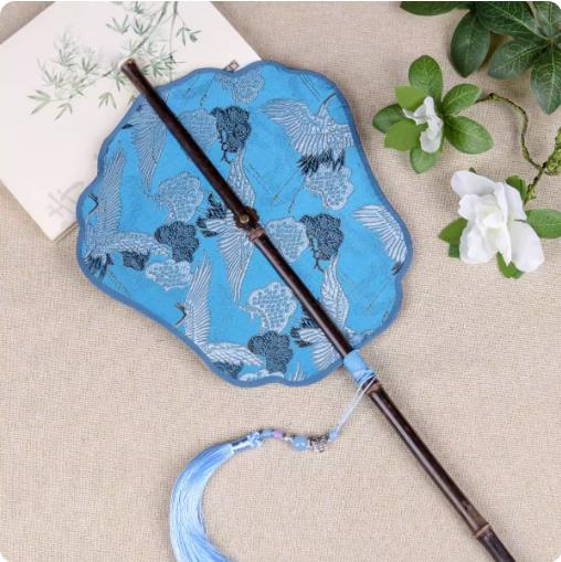 

Круглый веер из винтажной парчи с принтом в виде короны феникса, свернутый, складной, с длинной ручкой, древний стиль, классический реквизит для танцев ханьфу