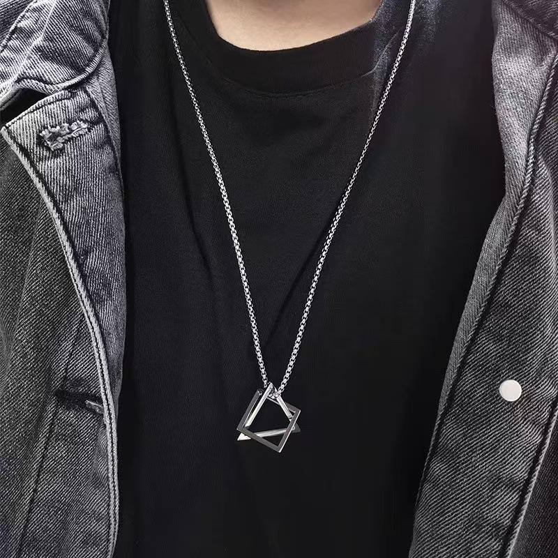 Unisex geometrický náhrdelník s přívěsky ve tvaru trojúhelníku a čtverce na krabičkovém řetízku