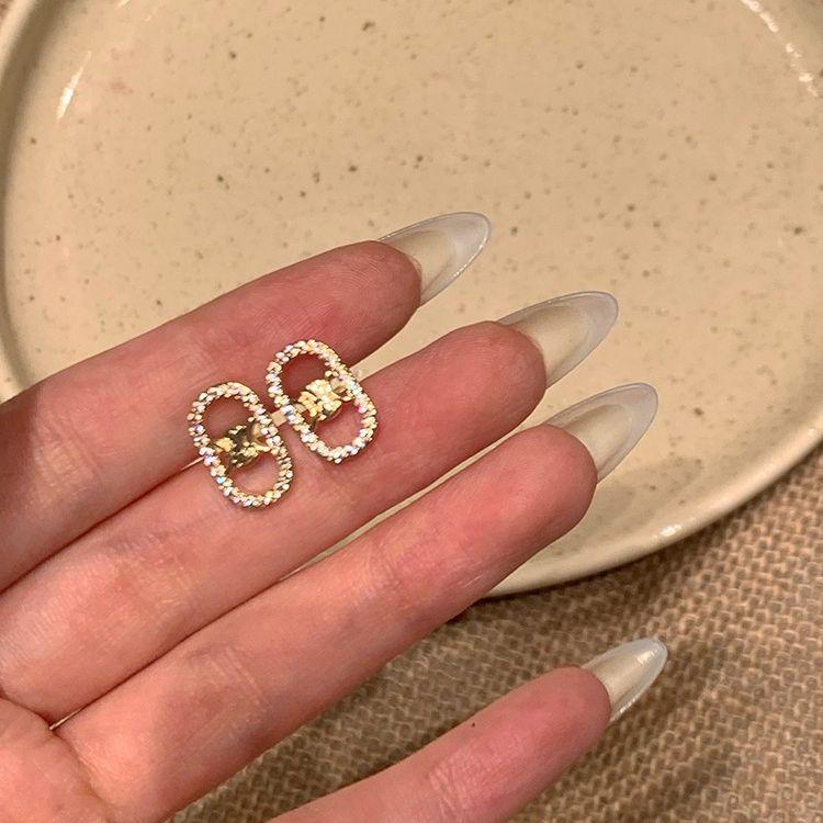 Exquisite Cubic Zirconia Arc De Triomphe Ear Clips: 2024 Hot-Selling Light Luxury Earrings for Women Without Ear Holes.