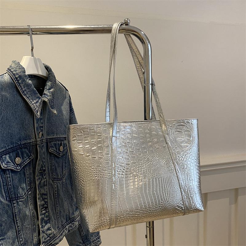

2025 новая модная женская сумка через плечо большой вместимости, лакированная сумка женская с тиснением под крокодила, модная европейская и американская сумка для работы, сумка-тоут b серебряный
