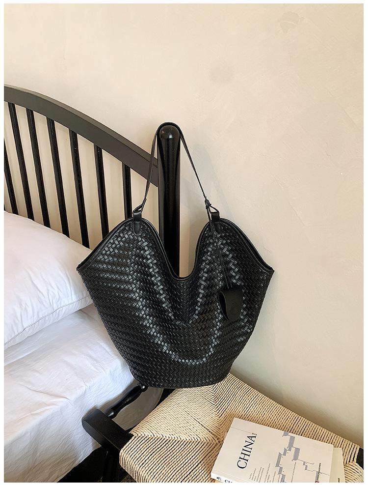 2026 Autumn Korean Woven Texture Bucket Bag - Trendy Large Capacity Shoulder Bag for Women and Kids