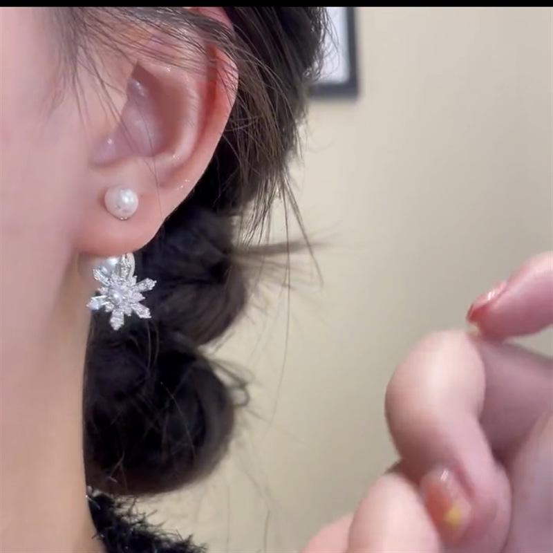 Luxury Zircon Snowflake Pearl Earrings - Two-Way Wear, Exquisite Studs for a Sweet, Sophisticated Look.