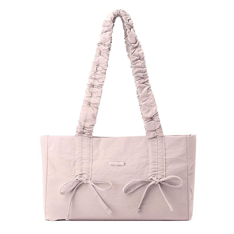 Han Suxi ma tę samą słodką, małą i świeżą plisowaną kokardkę, damską torbę na ramię i worek ściągany o dużej pojemności.