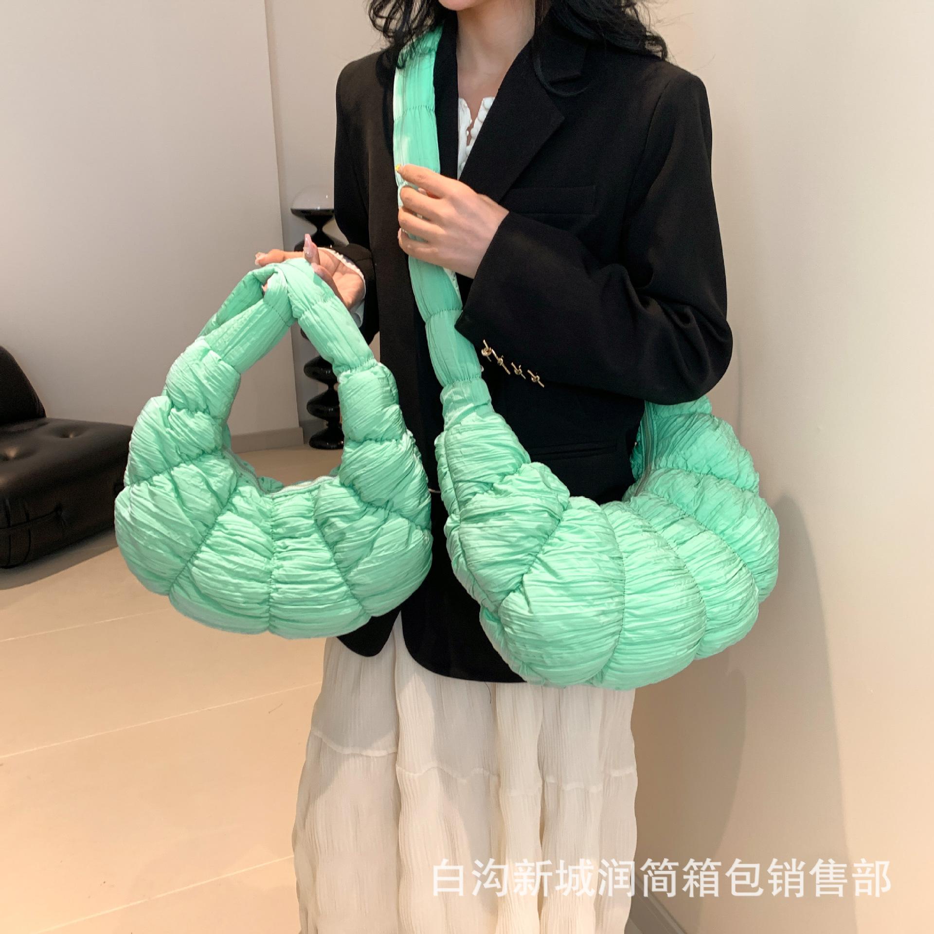 

South Korea s 2025 new croissant cloud bag pleated one-shoulder crossbody sponge light and versatile casual fashion dumpling women s bag 33*24*6
