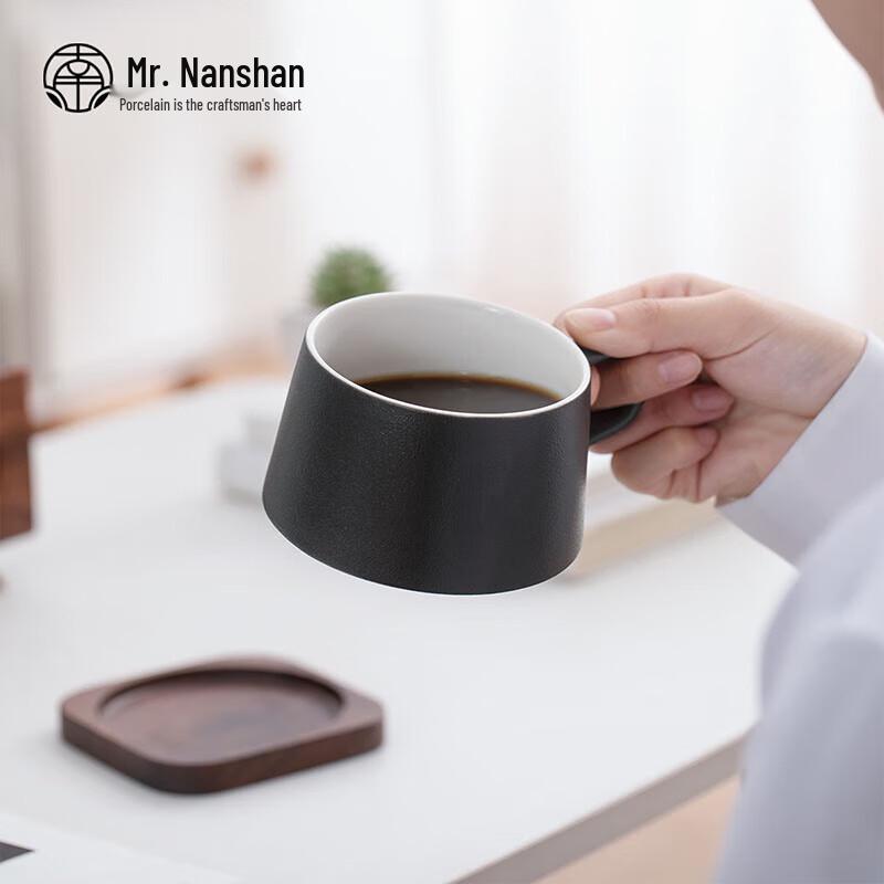 Kaffeetasse und Untertasse im europäischen Stil