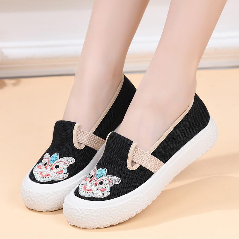 National style embroidered shoes 2025 ****** and autumn one-pedal old ******* cloth shoes women's single shoes breathable s**t sole comfortable mothe