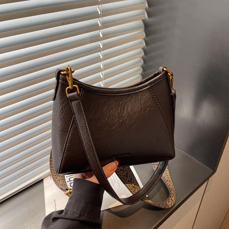 

French niche single shoulder armpit bag women s 2025 new retro versatile baguette bag commuter single shoulder messenger bag