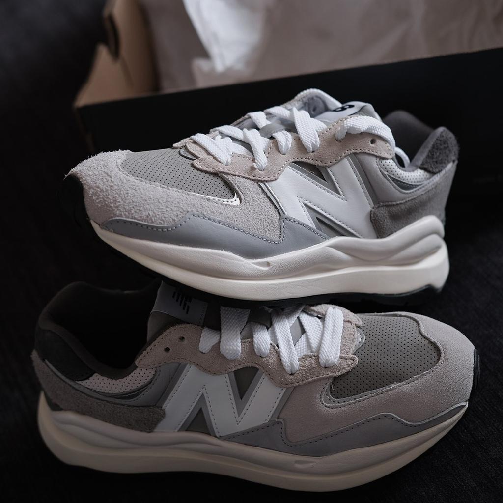 Schuhe Welle New Balance Wei nbr yuan Vorfahre Grau nb Retro Wildleder Laufschuhe Herren und Damen Dad Shoes