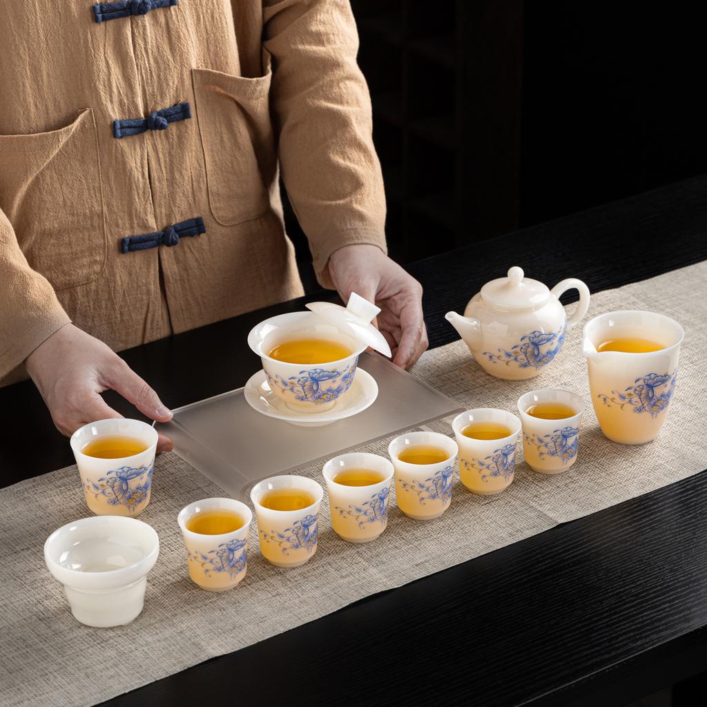 A complete set of high-end ice-type jade tea set is packed in a gift box for leading customers and senior members.