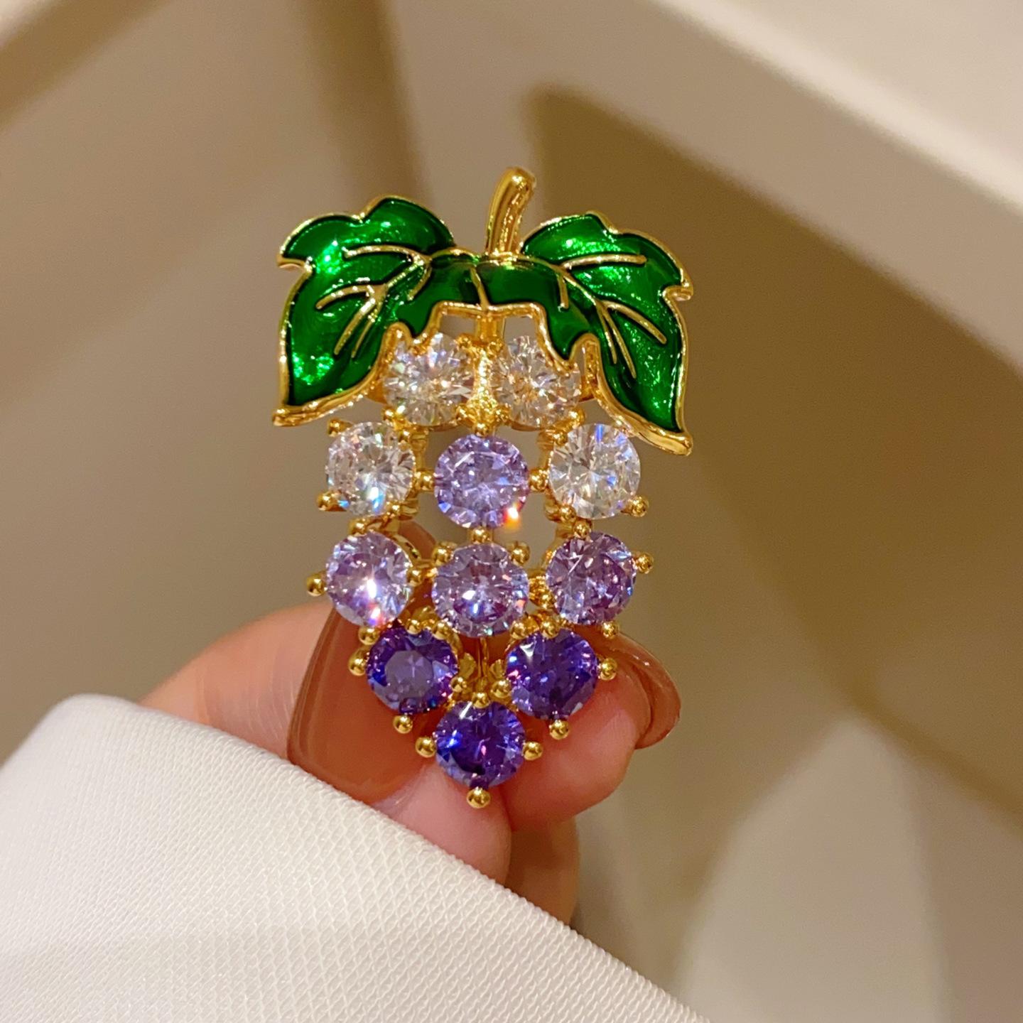 

Exquisite Grape Fruit Brooches for Women Men Fashion Grape Pin Office Party Casual Accessory Jewelry Birthday Gifts