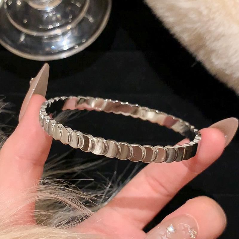 Titanium steel bracelet gold high version temperament zircon bracelet women's light luxury fashion elegance does not fade simple bracelet